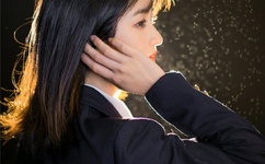 美女脱内衣露出了奶头福利图片